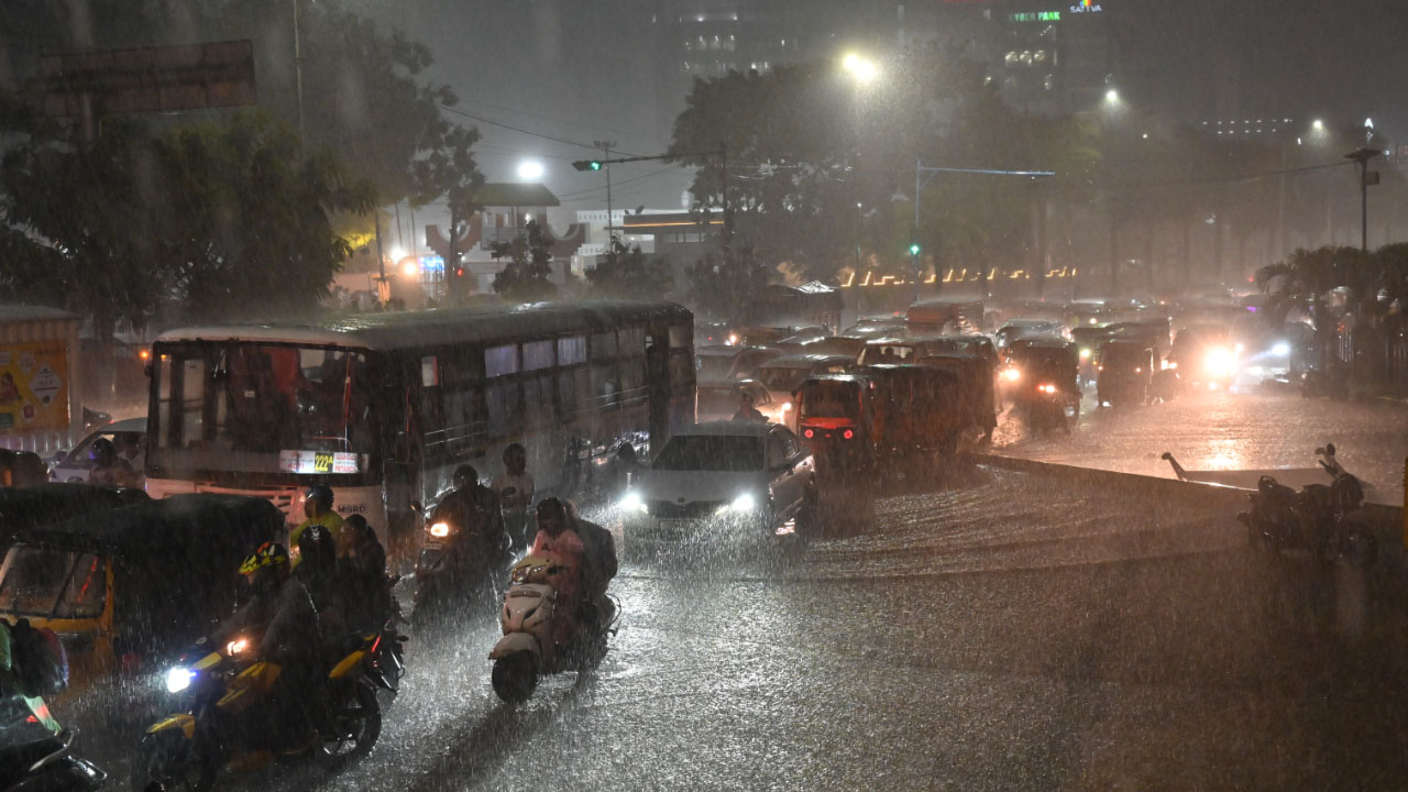 Heavy Rains | బీ అల‌ర్ట్.. హైద‌రాబాద్‌లో ఉరుములు, మెరుపుల‌తో కూడిన భారీ వ‌ర్షం