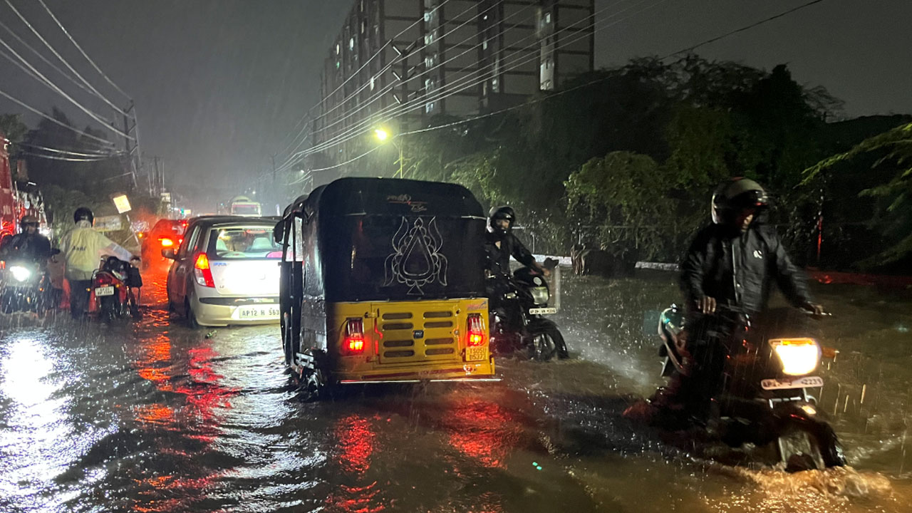 Heavy Rains | హైద‌రాబాద్‌లో పలు ప్రాంతాల్లో కుండ‌పోత వ‌ర్షం.. తొర్రూరులో అత్య‌ధికంగా 116.5 మి.మీ. వ‌ర్ష‌పాతం న‌మోదు