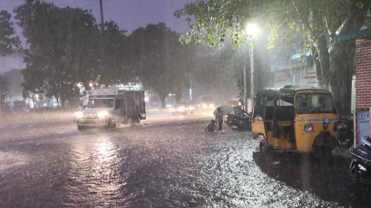 Cyclone Montha | హైదరాబాద్లో మొదలైన వాన.. రహదారులు జలమయం..!