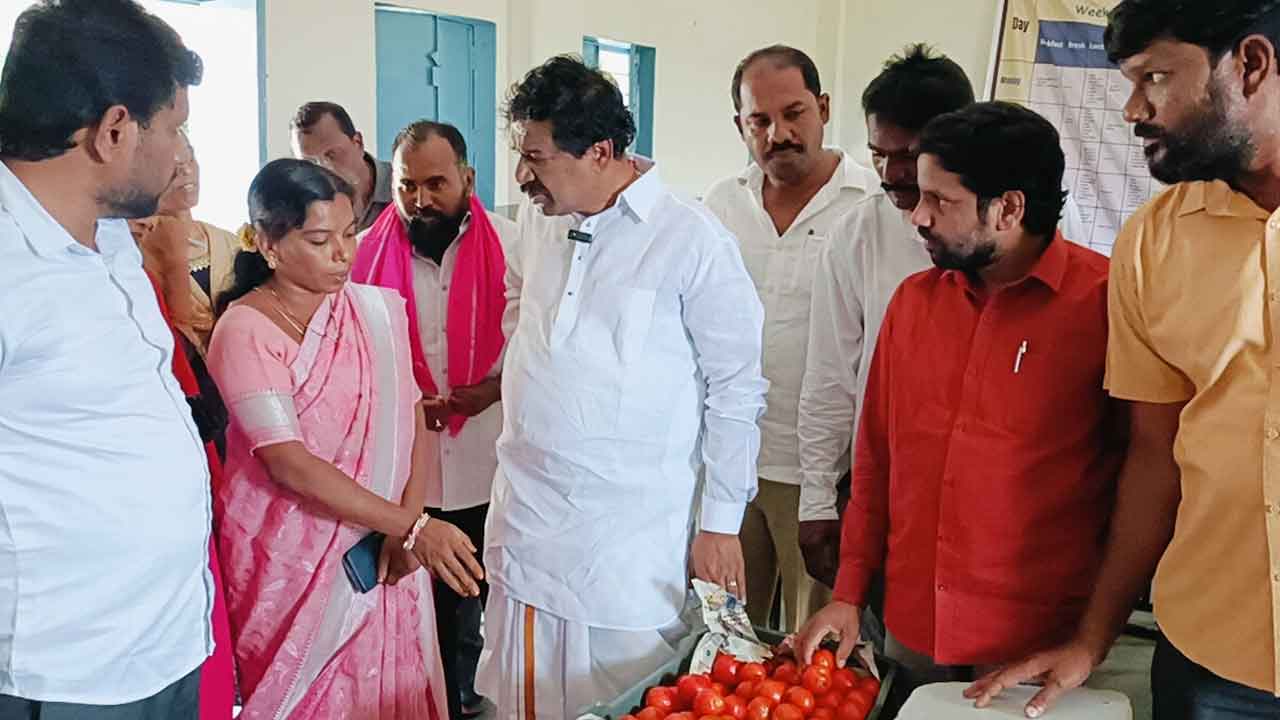 వసతి గృహాల్లో సమస్యలు పరిష్కరించాలి : తాటికొండ రాజయ్య