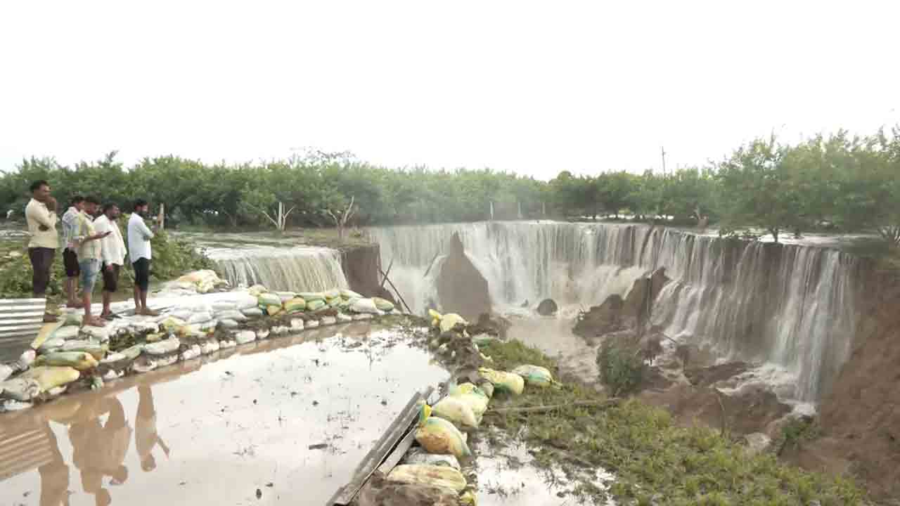 Heavy Rains | భారీ వరదలతో ఉప్పొంగిన సుర్వాల్ డ్యామ్.. గ్రామంలో 2 కిలోమీటర్ల గుంత