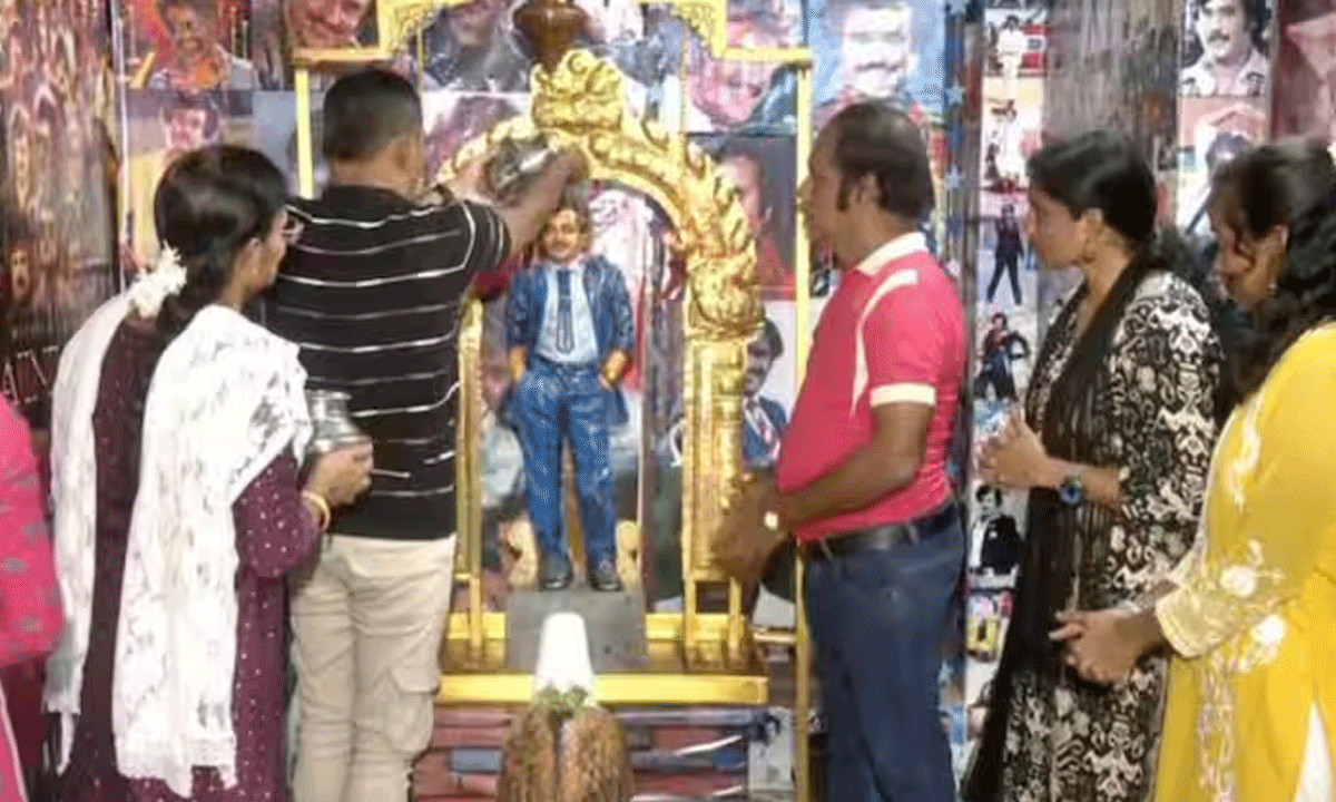 Rajinikanth: ఫిల్మ్ కెరీర్‌కు 50 ఏళ్లు.. 5500 ఫోటోల‌తో ర‌జినీకాంత్ గుడిలో అలంక‌ర‌ణ‌, అభిషేకం