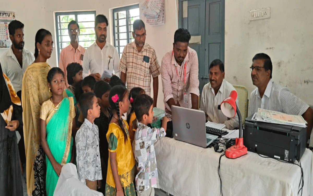 Bonakal : పిల్లల ప్రత్యేక ఆధార్ నమోదు కేంద్రం పరిశీలన