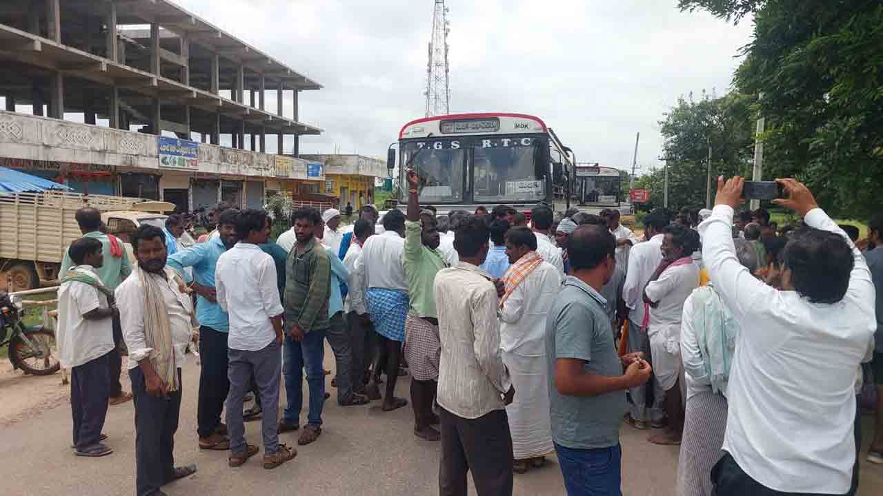 Farmers Protest | నెల రోజులైనా యూరియా ఇవ్వరా.. రంగంపేటలో రైతాగ్రహం