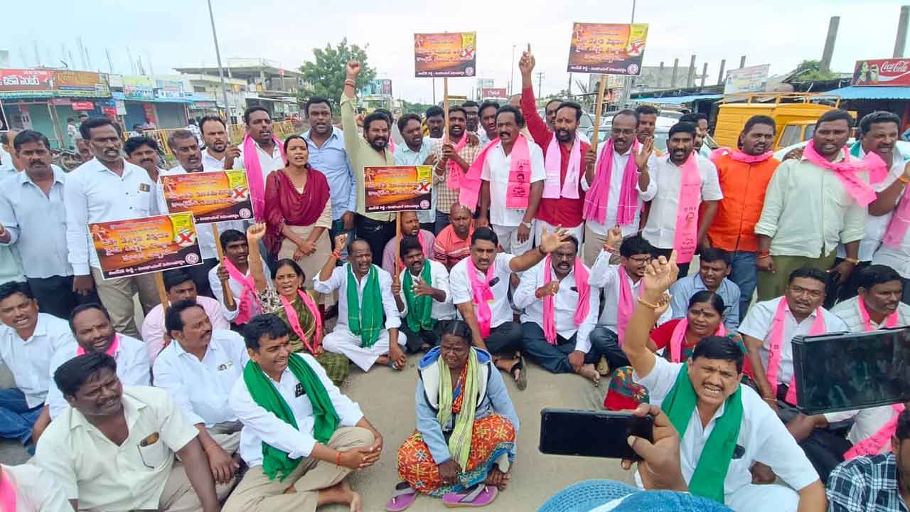 Former MLA Rasamai | రైతులకు సరిపడా యూరియాను సరఫరా చేయాలి : మాజీ ఎమ్మెల్యే రసమయి