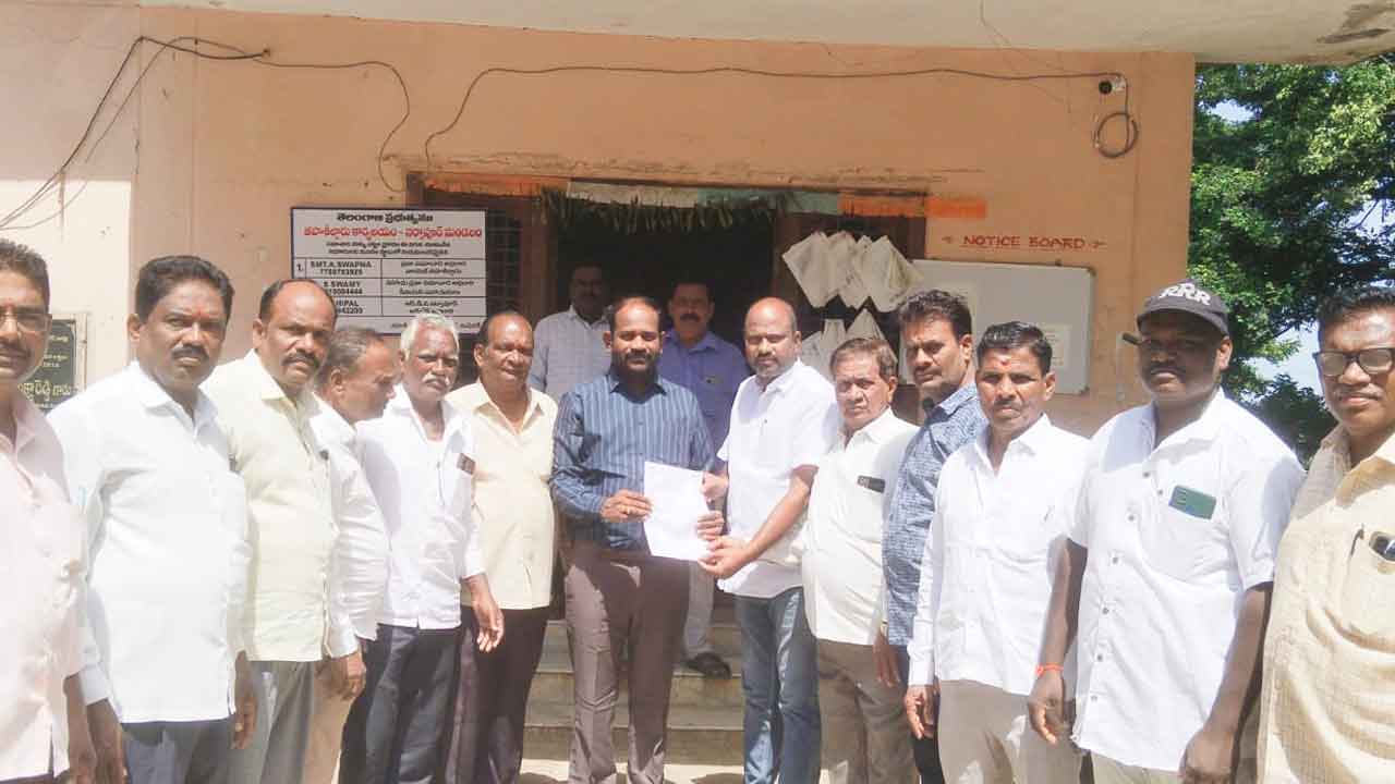 Ration dealers | కమీషన్ నిధులు విడుదల చేయాలని తహసిల్దార్కు రేషన్ డీలర్ల వినతి