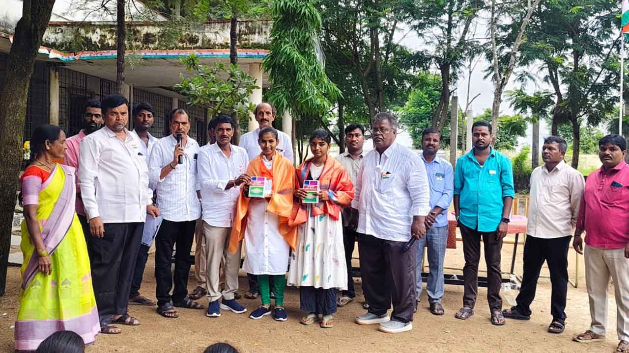 Rayapol | విద్యార్థులకు నగదు పురస్కారాలు అందజేత