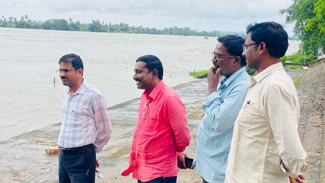 Godavari | గోదావరి నది తీర గ్రామాల ప్రజలు అప్రమత్తంగా ఉండాలి : ఆర్డీఓ శ్రీనివాస్
