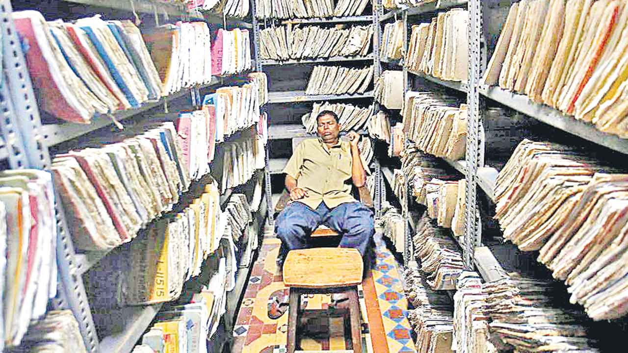 ఫైల్‌ కదలాలంటే.. పైసలివ్వాల్సిందే..