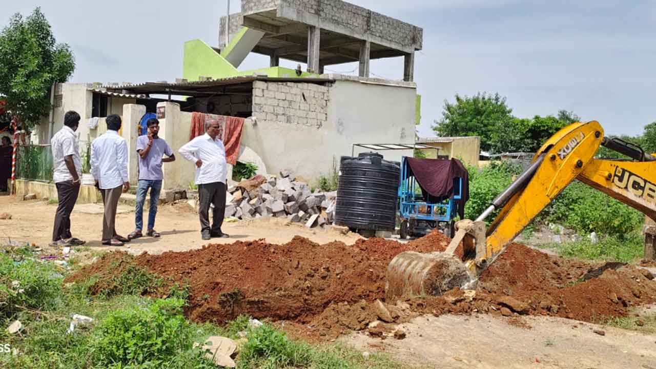 ప్రభుత్వ భూములను ఆక్రమిస్తే కఠిన చర్యలు : ఆర్‌ఐ జయప్రకాశ్‌నారాయణ