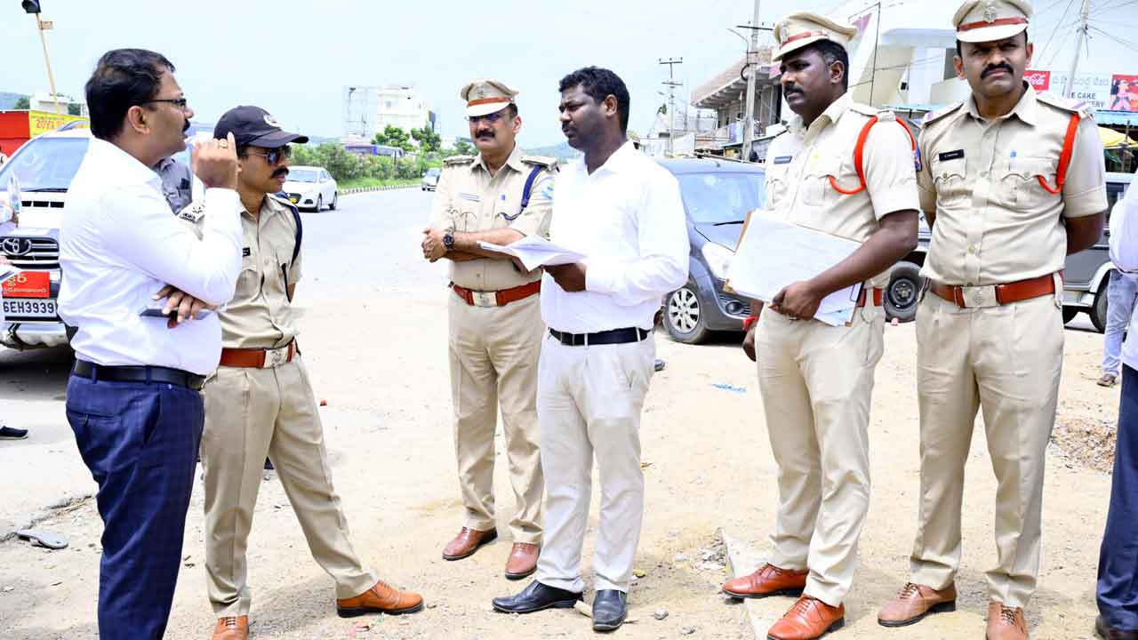 Vinay Krishna Reddy | రోడ్డు ప్రమాదాల నివారణకు పకడ్బందీ చర్యలు : కలెక్టర్  వినయ్ కృష్ణారెడ్డి