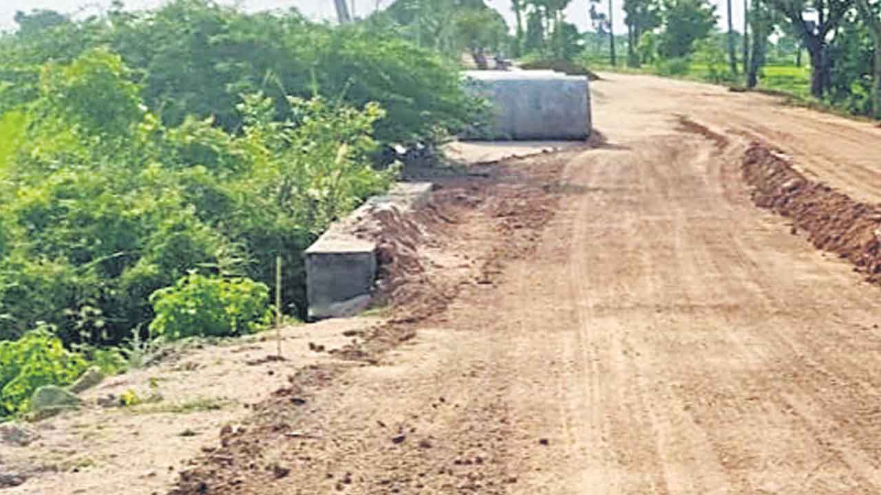 పర్యవేక్షణ లోపం.. కాంట్రాక్టర్‌ ఇష్టారాజ్యం