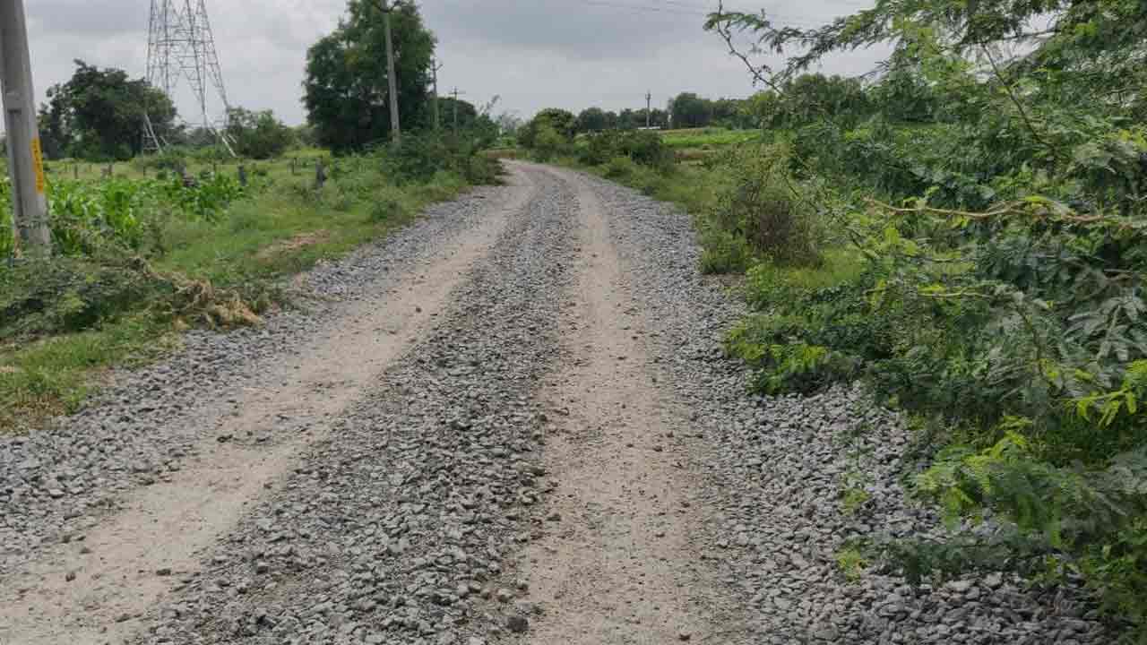 Hanmakonda | కంకర వేశారు.. తారు మరిచారు.. ఇబ్బందులు పడుతున్న రైతులు, వాహనదారులు