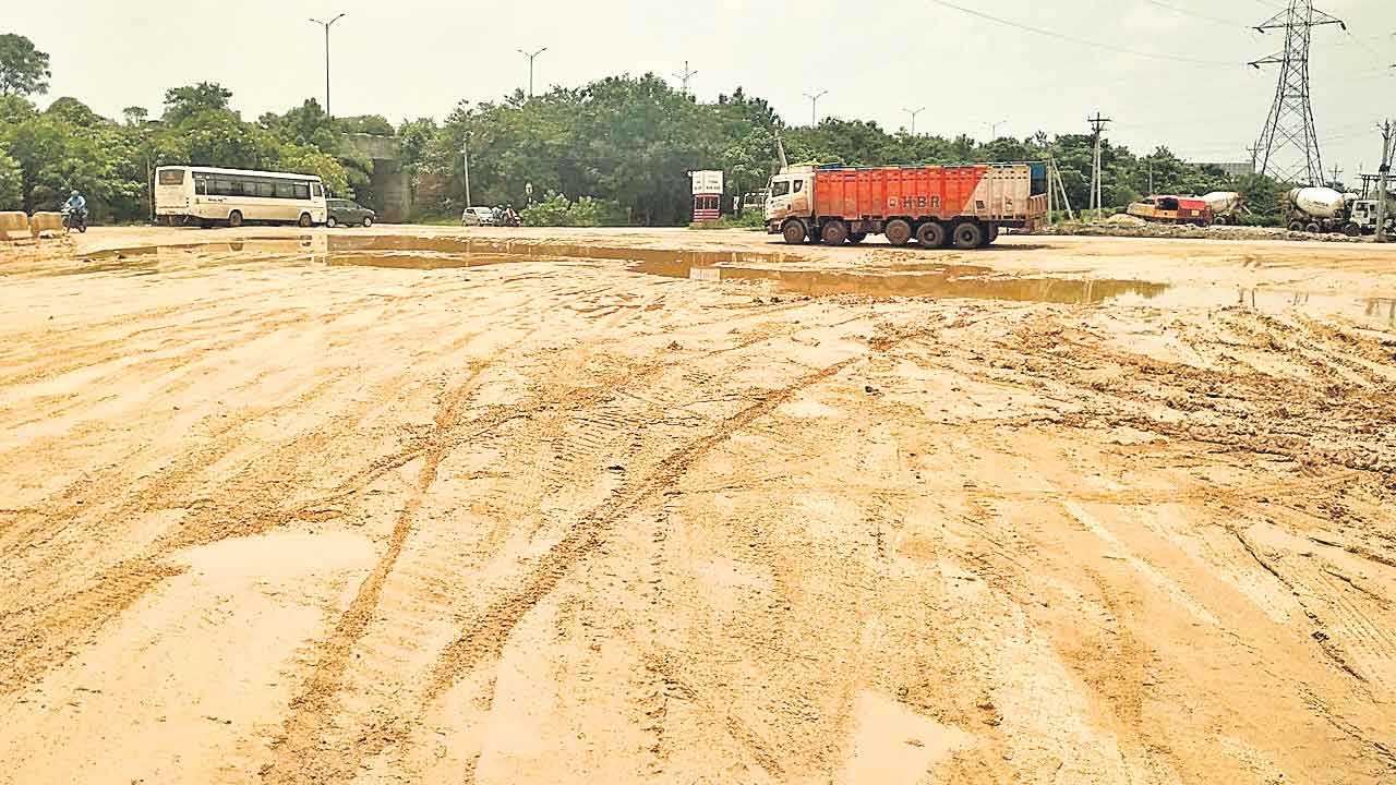 అసంపూర్తి రోడ్డుతో తిప్పలు