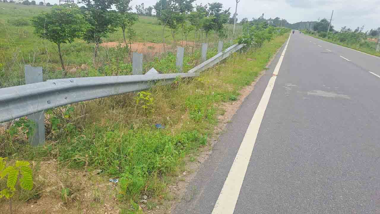 Road Crash Barriers | ఊడి పోతున్న రహదారి క్రాష్ బారియర్స్!