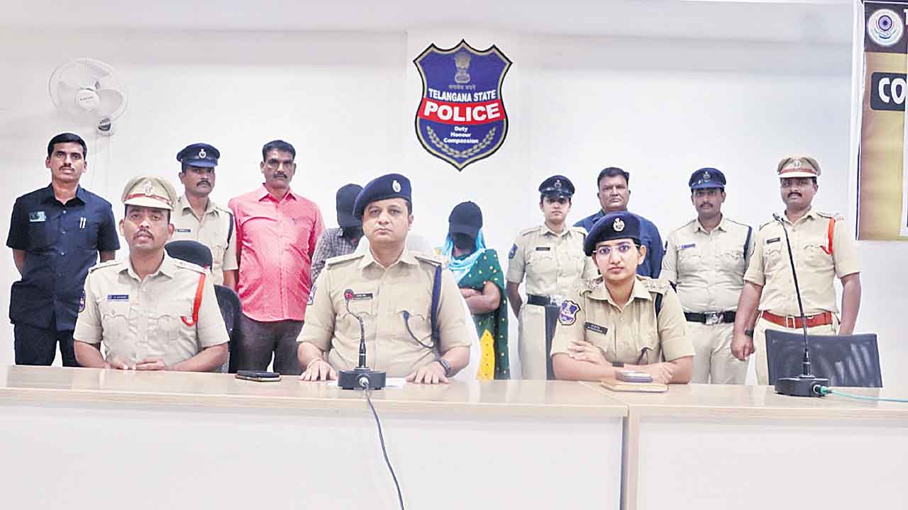 దారిదోపిడీకి పాల్పడుతున్న దంపతుల అరెస్టు