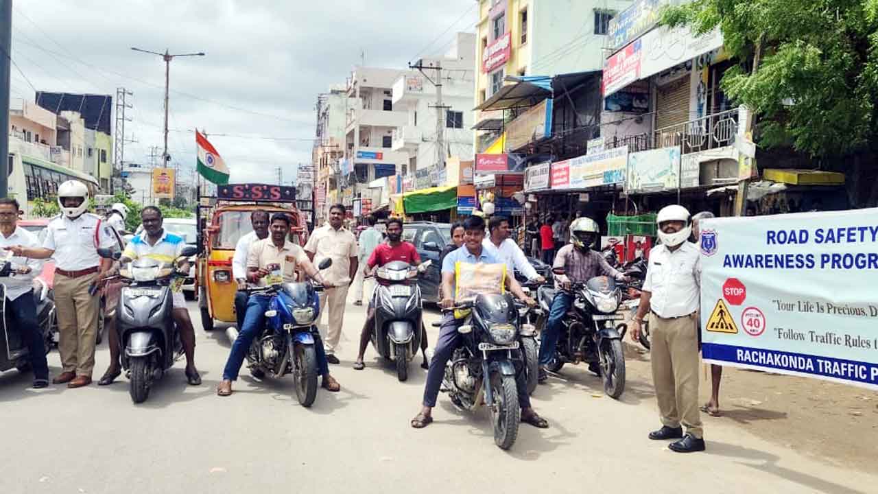 Traffic rules | ట్రాఫిక్‌ నిబంధనలు ఉల్లంఘిస్తే చర్యలు తప్పవు : ఆర్‌ఎస్‌ఐ సంతోష్