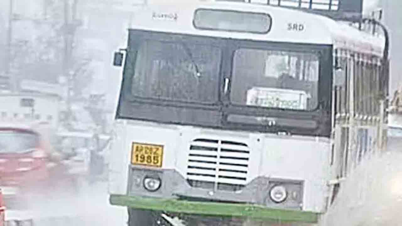 Kamareddy | వరదలో చిక్కుకున్న ఆర్టీసీ బస్సు.. ఏడుగురిని కాపాడిన ఎన్డీఆర్ఎఫ్ సిబ్బంది