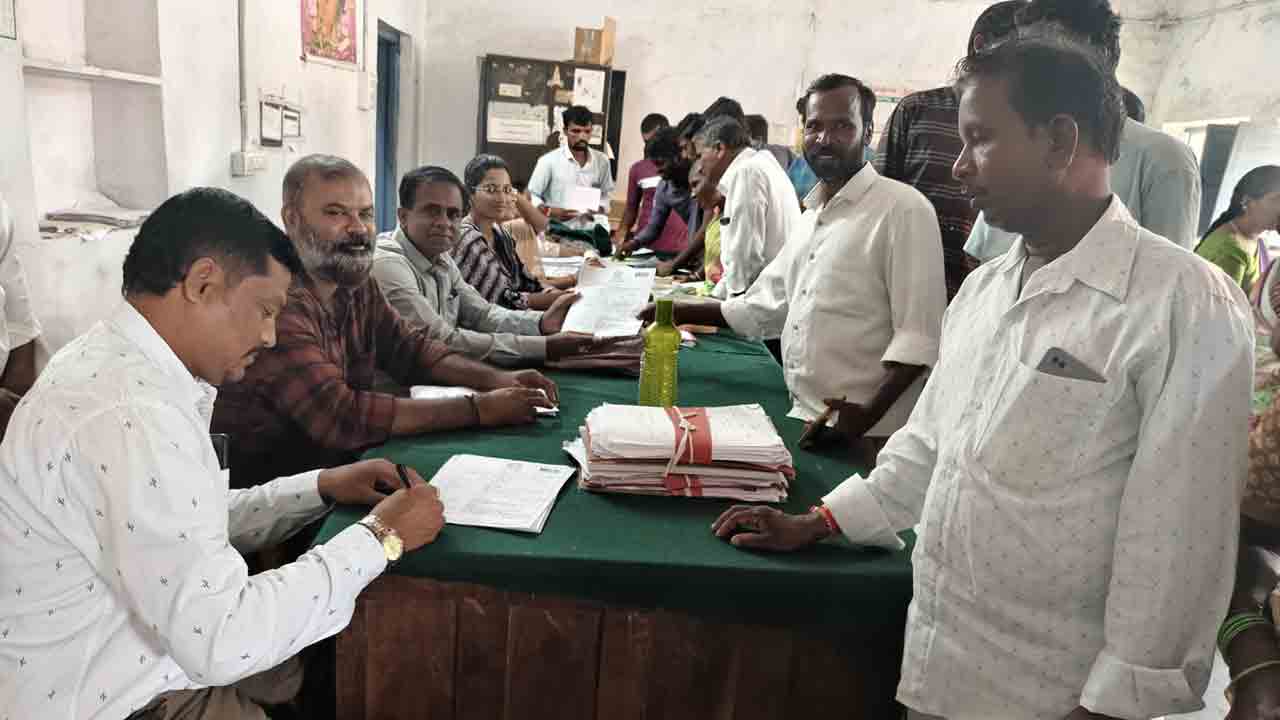 Rythu Bheema | రైతు బీమా కోసం దరఖాస్తు చేసుకోవాలి : ఏవో శ్రీనివాస్