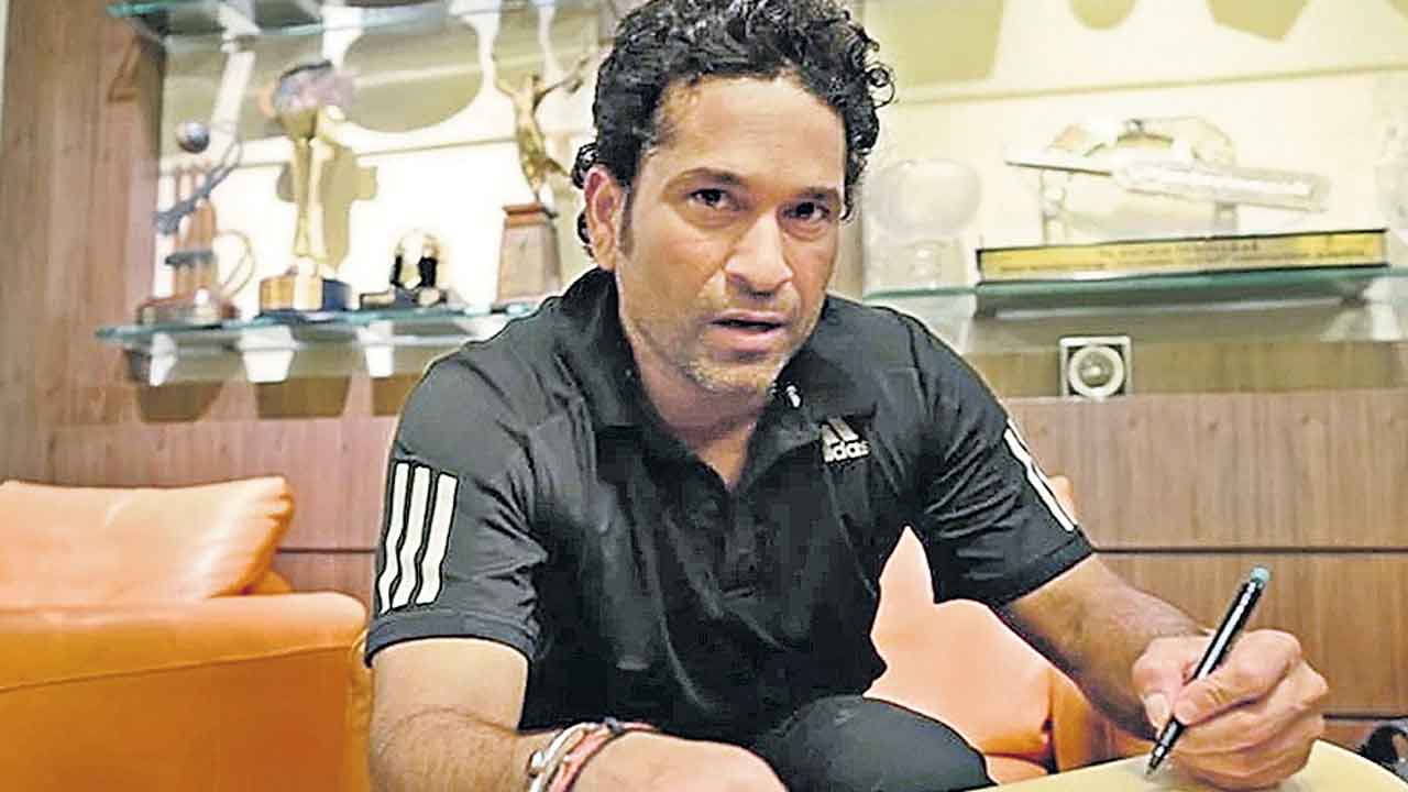 మడమ తిప్పని ఎడమ చేయి