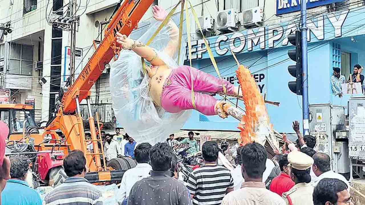 Vinayaka Chavithi | పూజలు అందుకోకుండానే గంగమ్మ ఒడికి వినాయకుడు