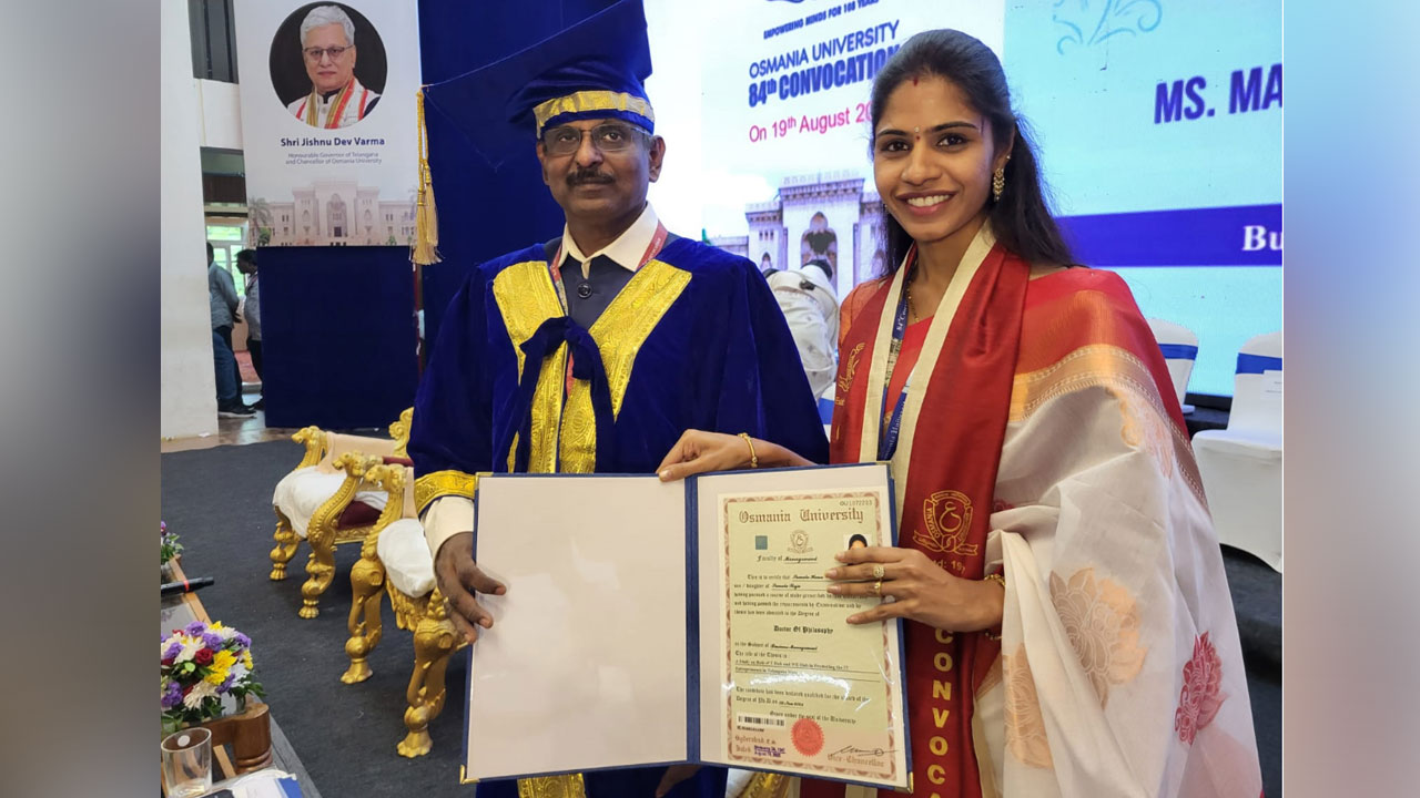 Samala Hema | పీహెచ్‌డీ పట్టా స్వీకరించిన కార్పొరేటర్ సామ‌ల హేమ‌