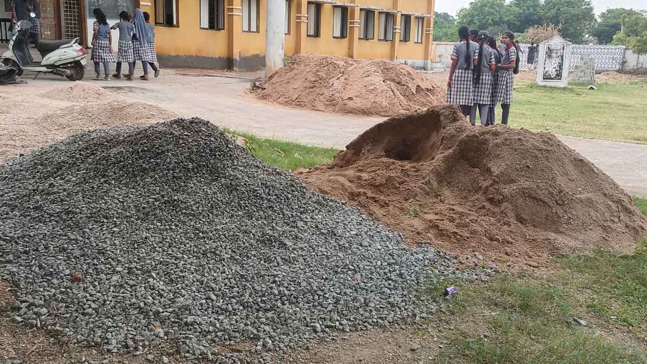 Sand | విజృంభిస్తున్న ఇసుక మాఫియా ..ఇందిరమ్మ ఇండ్లకు యథేచ్ఛగా కల్తీ ఇసుక రవాణా : వీడియో