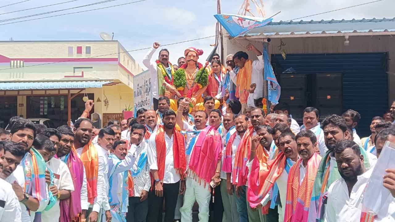 Sarvai Papanna | బహుజన విప్లవ వీరుడు సర్వాయి పాపన్నగౌడ్‌ : ఎమ్మెల్యే టి.ప్రకాశ్‌ గౌడ్‌