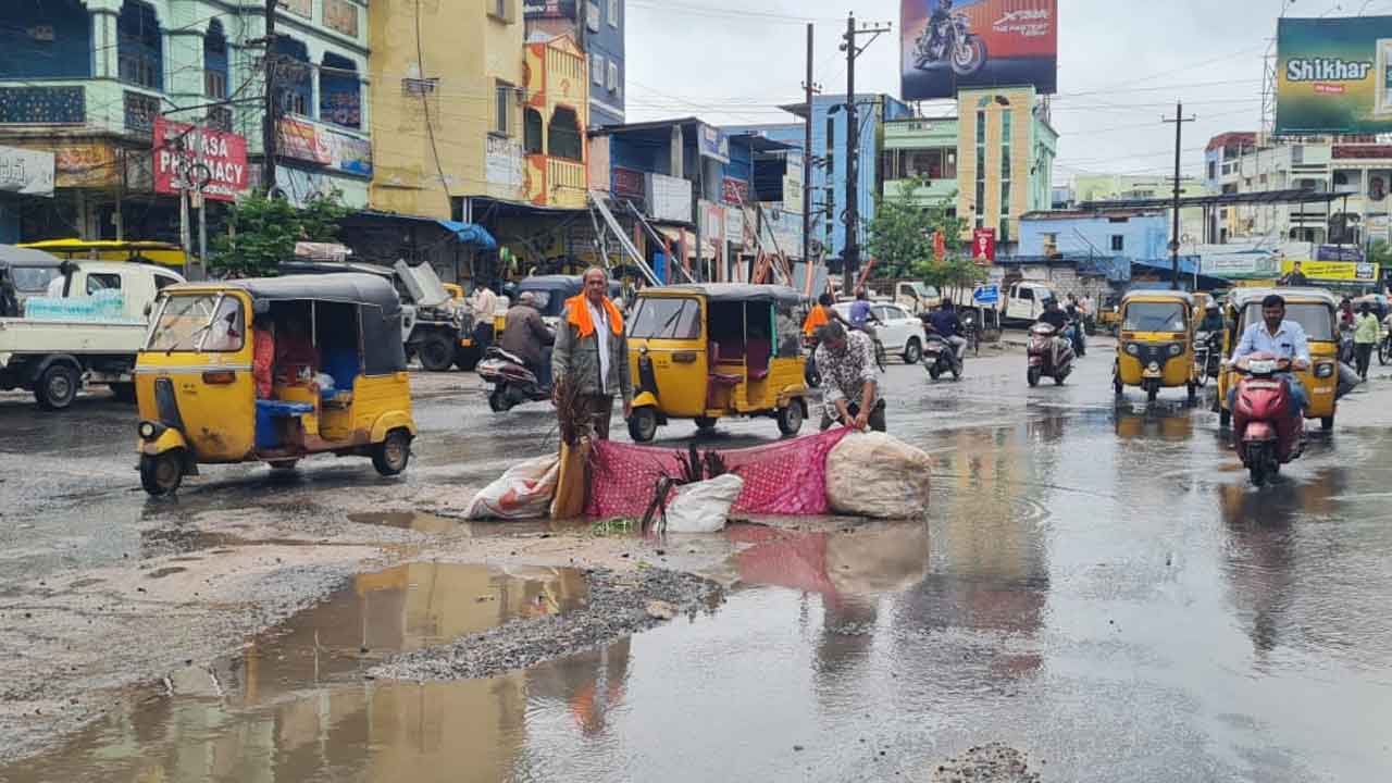 Warangal | ప్రమాద హెచ్చరికకు పాత చీర, చెత్త సంచులే గతి..! అధికారుల నిర్లక్ష్యంతో ఇబ్బంది పడుతున్న ప్రయాణికులు