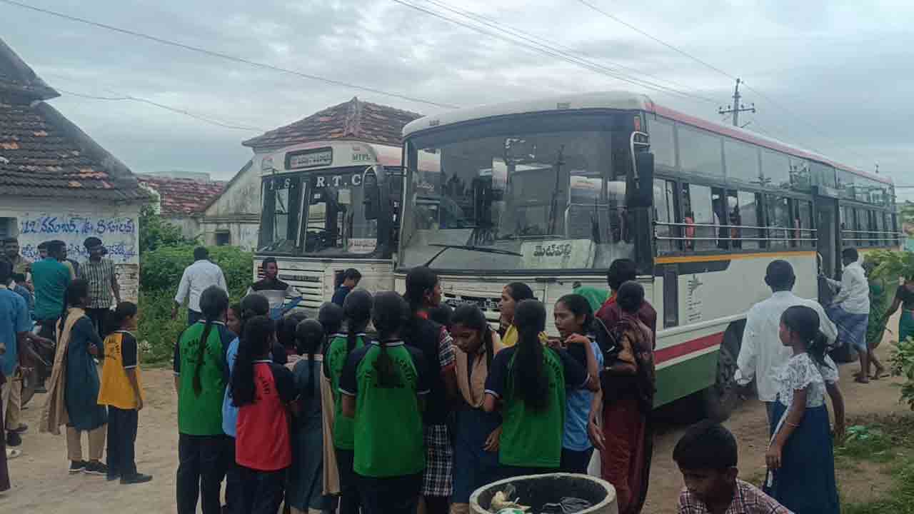 Students | స్కూల్‌ వేళల్లో బస్సులు నడపాలి.. కుస్తాపూర్‌లో ఆదర్శ పాఠశాల విద్యార్థుల ఆందోళన