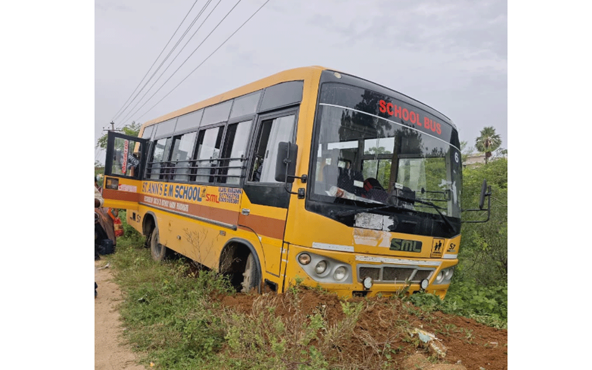 Motkur : మోత్కూరులో అదుపు తప్పిన స్కూల్ బస్సు.. చిన్నారులకు త‌ప్పిన ప్ర‌మాదం