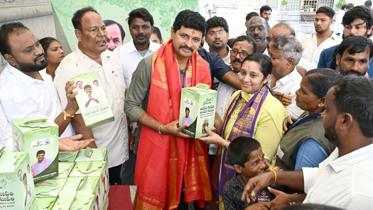 Seed Ganesha | సీడ్ గణపతి విగ్రహాలను ఆవిష్కరించిన మాజీ ఎంపీ సంతోష్ కుమార్