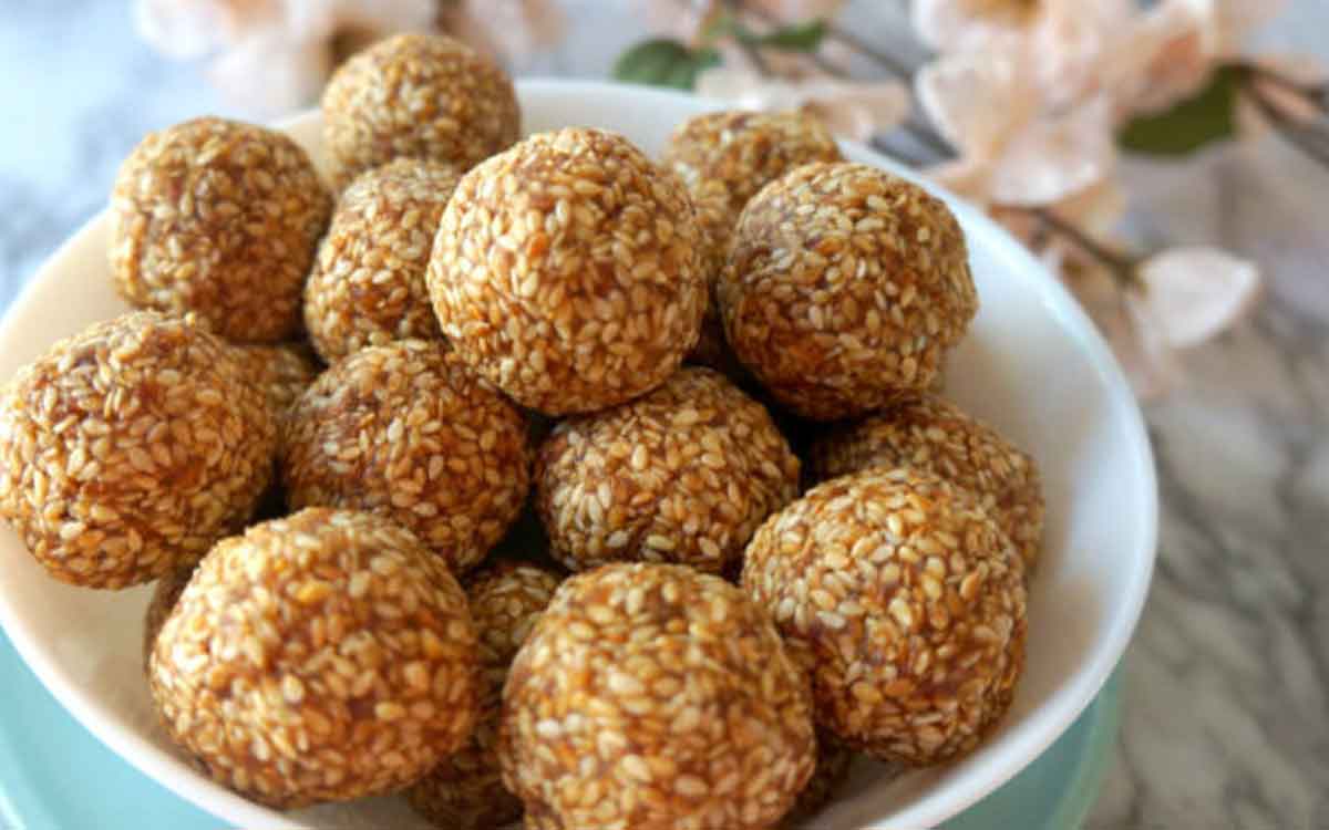 Sesame Jaggery Laddu | రోజూ సాయంత్రం సమయంలో ఈ లడ్డూను ఒకటి తినండి చాలు.. ఎంతో మేలు జరుగుతుంది..!