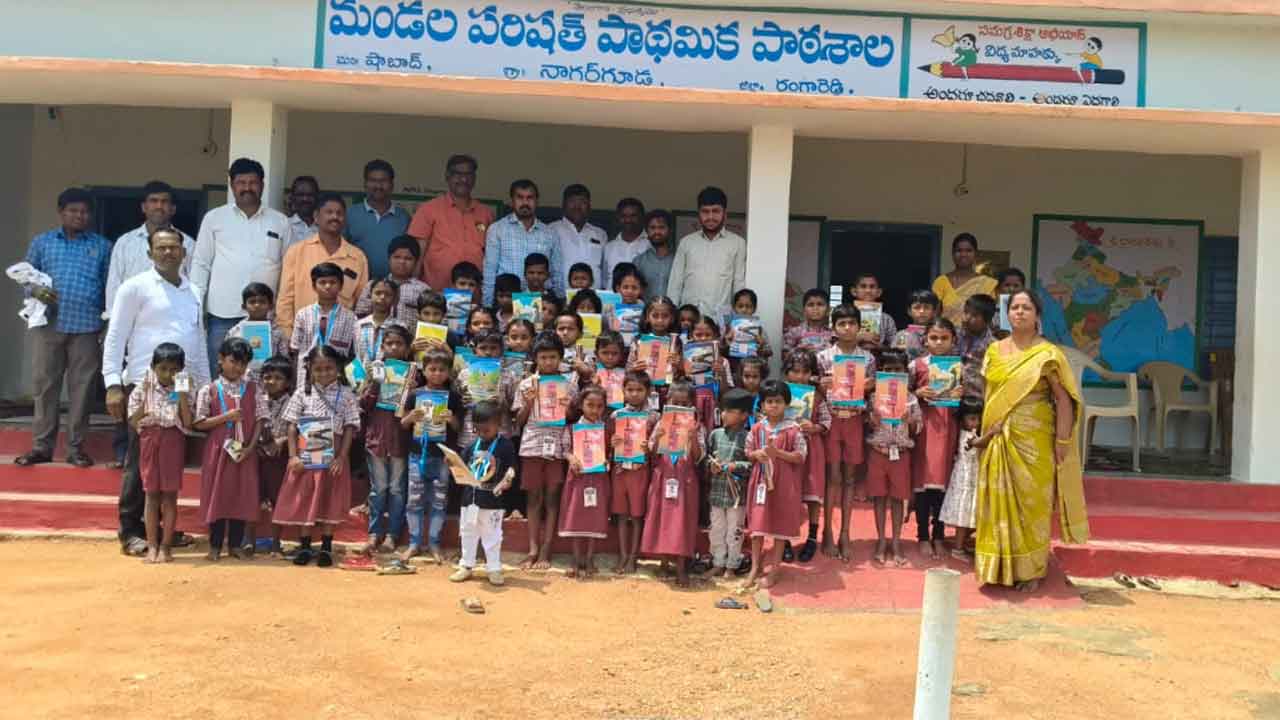 ప్రభుత్వ పాఠశాలల అభివృద్ధికి దాతలు సహకరించాలి : ఎంఈవో లక్ష్మణ్‌ నాయక్‌