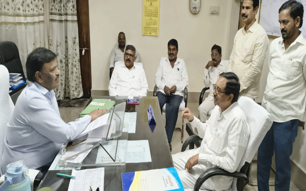 Ramavaram : వీకేఓసీ పనులను త్వరగా ప్రారంభించాలని జీఎం షాలెం రాజుకు వినతి