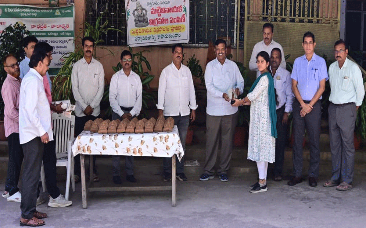 Ramavaram : మట్టి వినాయకులను పూజిద్దాం : ఏరియా జీఎం శాలెం రాజు