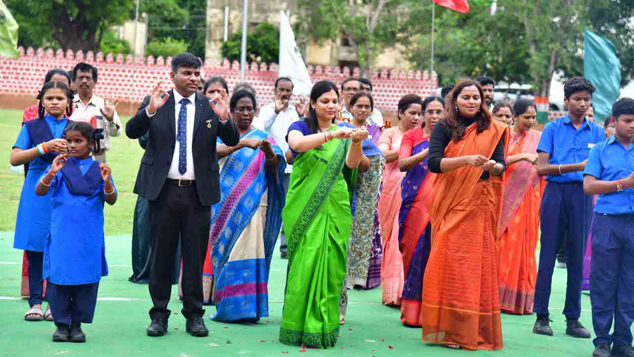 Karimnagar | సైన్‌ లాంగ్వేజీలో జాతీయ గీతాలాపన.. పాల్గొన్న కరీంనగర్‌ కలెక్టర్‌ పమేలా సత్పతి