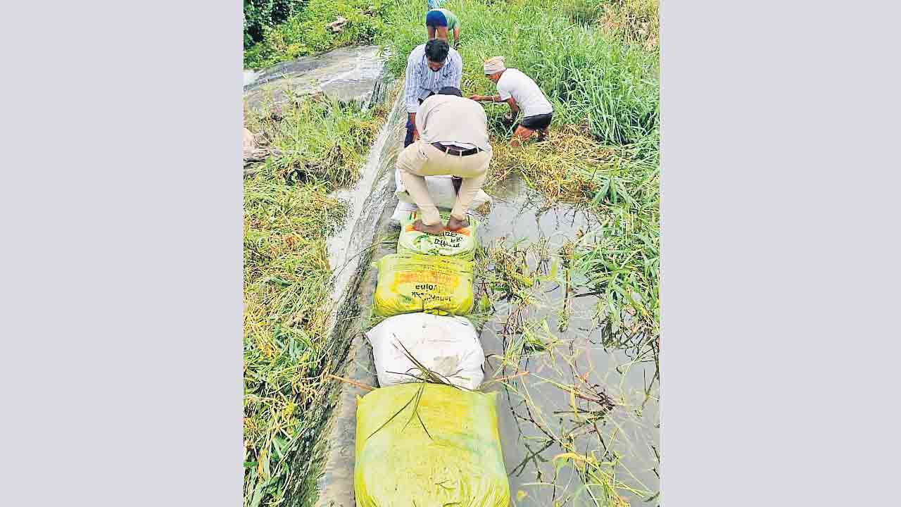రైతుల శ్రమదానం