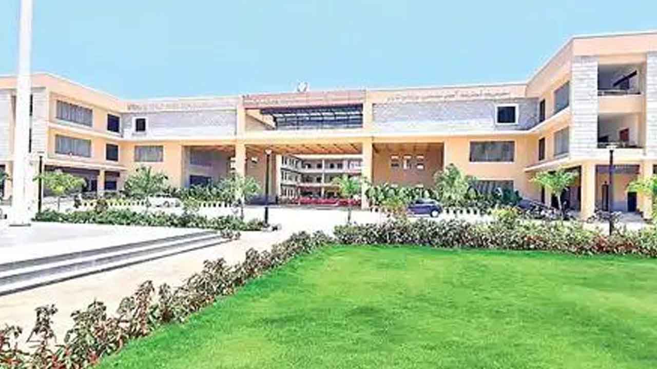 జర్నలిస్టులపై కక్ష!.. రాజన్న సిరిసిల్ల జిల్లాల్లో కొనసాగుతున్న వేధింపులు