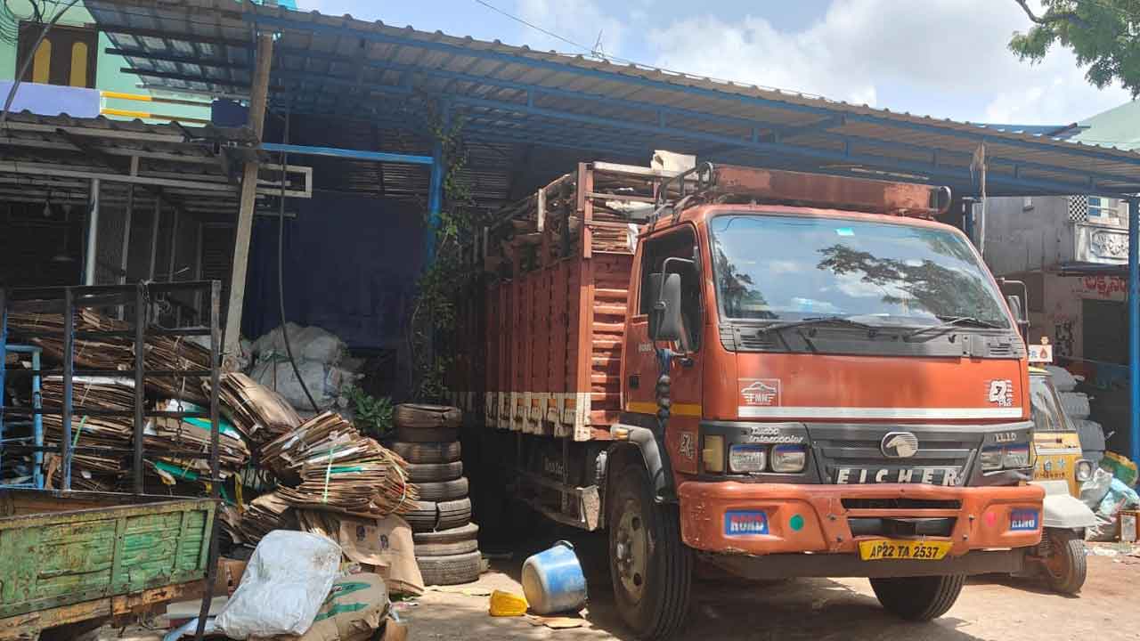 Scrap shops | బచ్చన్నపేటలో జనవాసాల మధ్య స్క్రాప్ దుకాణాలు.. పట్టించుకోని అధికారులు