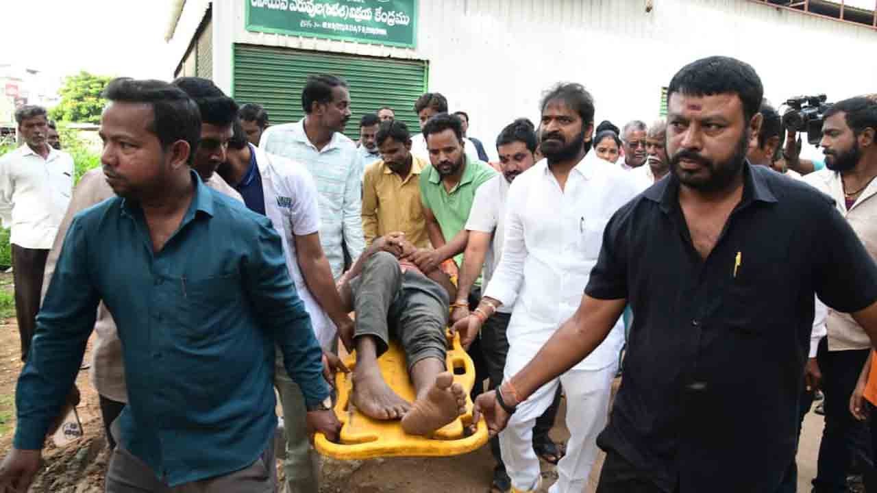 Mahabubnagar | యూరియా కోసం వచ్చిన రైతుకు ఫిట్స్.. అంబులెన్స్లో ఎక్కించి దవాఖానకు తరలించిన మాజీ మంత్రి శ్రీనివాస్ గౌడ్