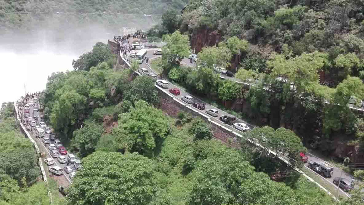 Srisailam | శ్రీశైలం ఆల‌యానికి పోటెత్తిన భ‌క్తులు.. 5 కిలోమీట‌ర్ల మేర ట్రాఫిక్‌జామ్‌