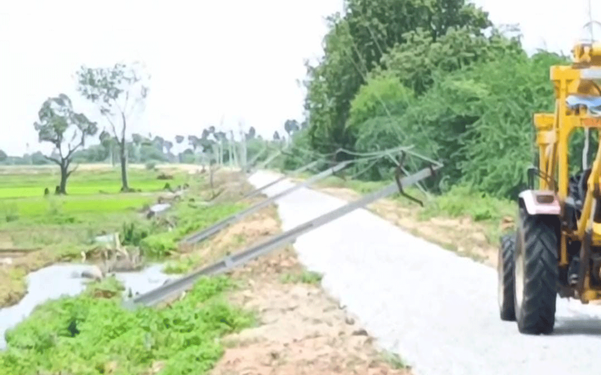 Suryapet : భారీ వ‌ర్షానికి నేల‌కొరిగిన విద్యుత్ స్తంభాలు
