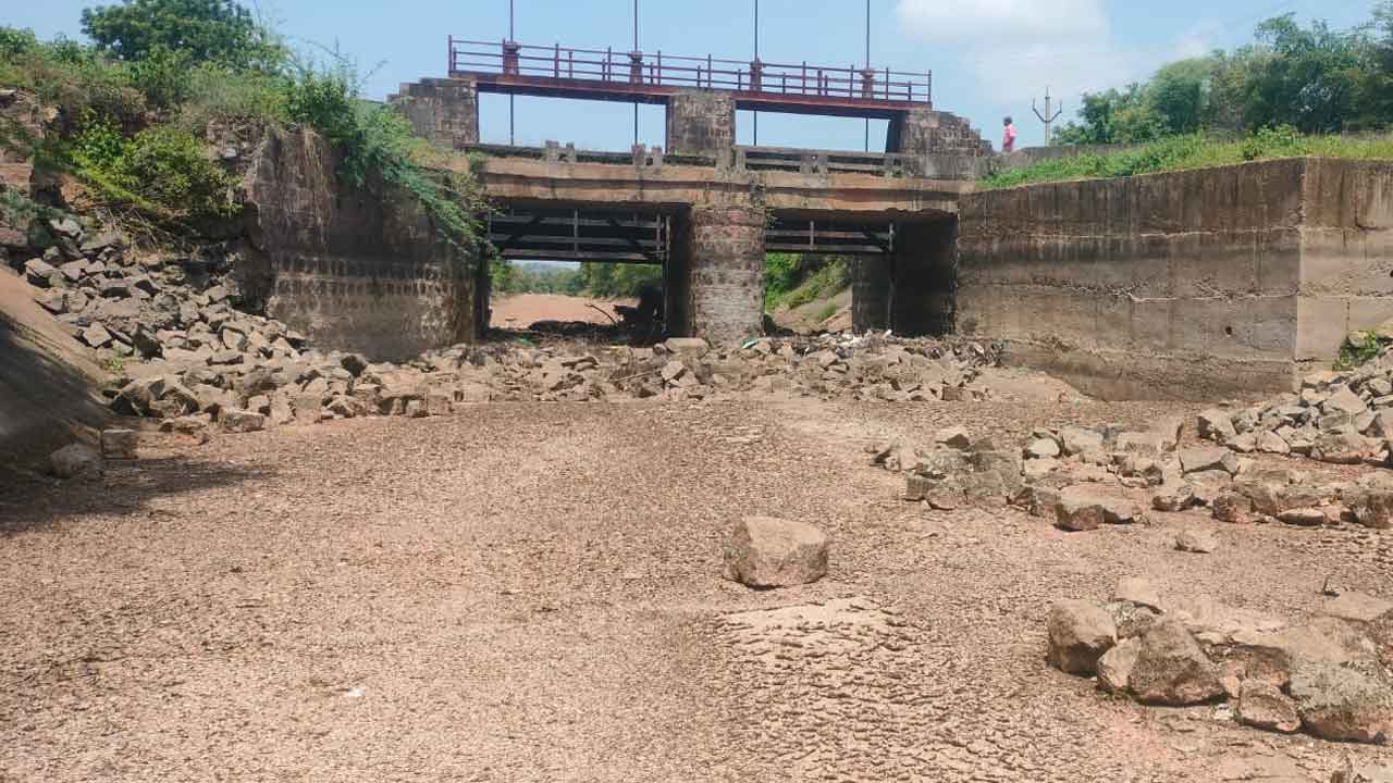 SRPS canal | కూలుతున్న ఎస్సారెస్పీ కాలువలు.. కన్నెత్తి చూడని అధికారులు