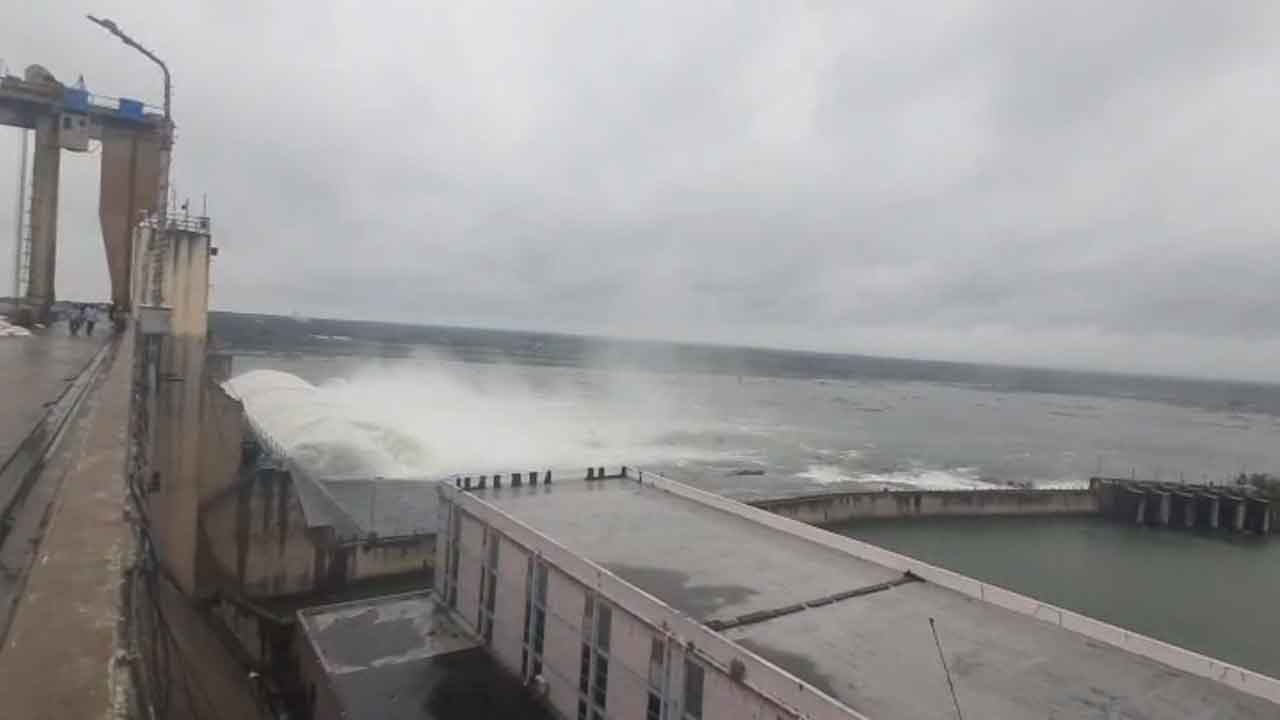 Sriramsagar project | శ్రీరామ్ సాగర్ ప్రాజెక్టు తొమ్మిది గేట్లు ఎత్తివేత : వీడియో