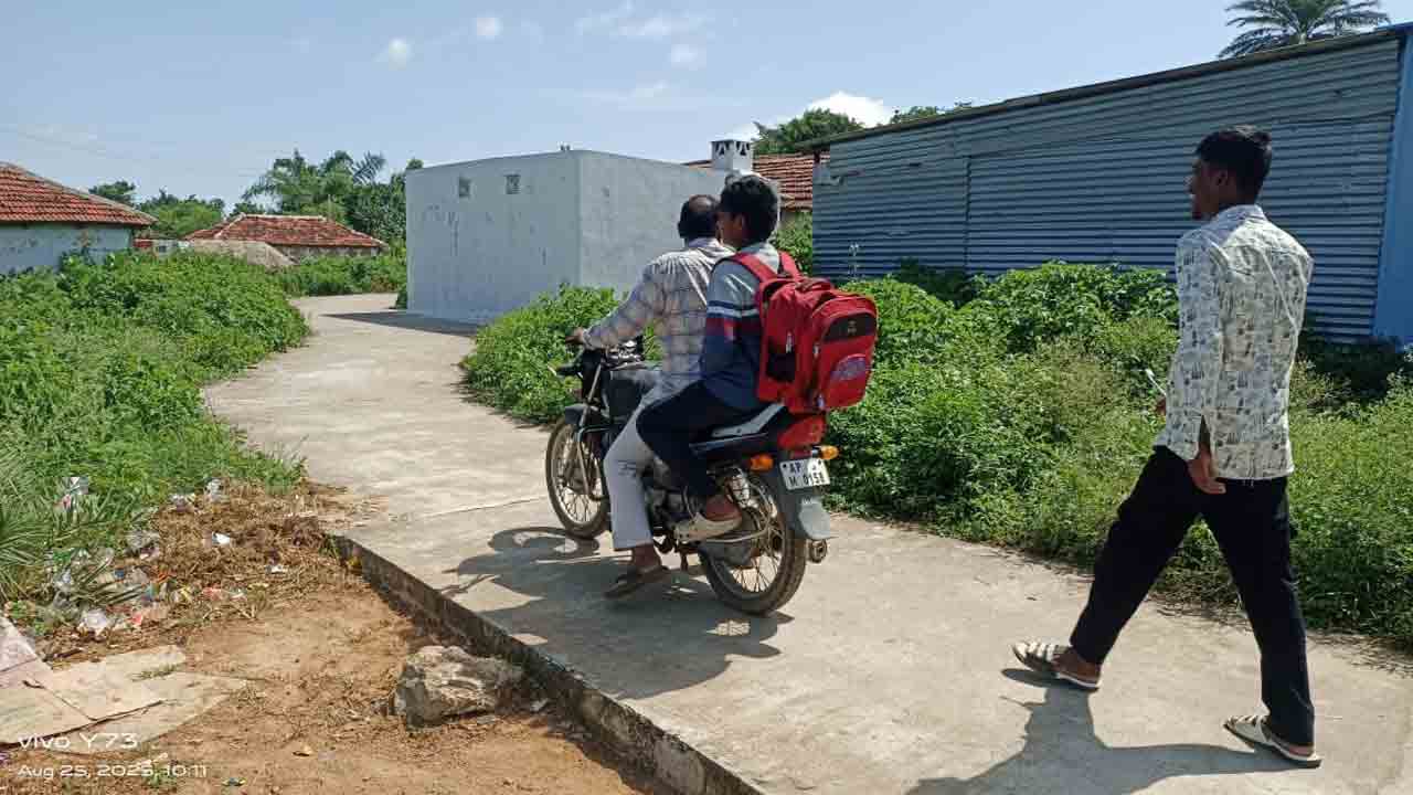 ZPHS | డుమ్మా కొడితే ఊరుకునేది లేదు.. విద్యార్థిని బైక్‌పై స్కూల్‌కు తీసుకెళ్లిన ఉపాధ్యాయుడు