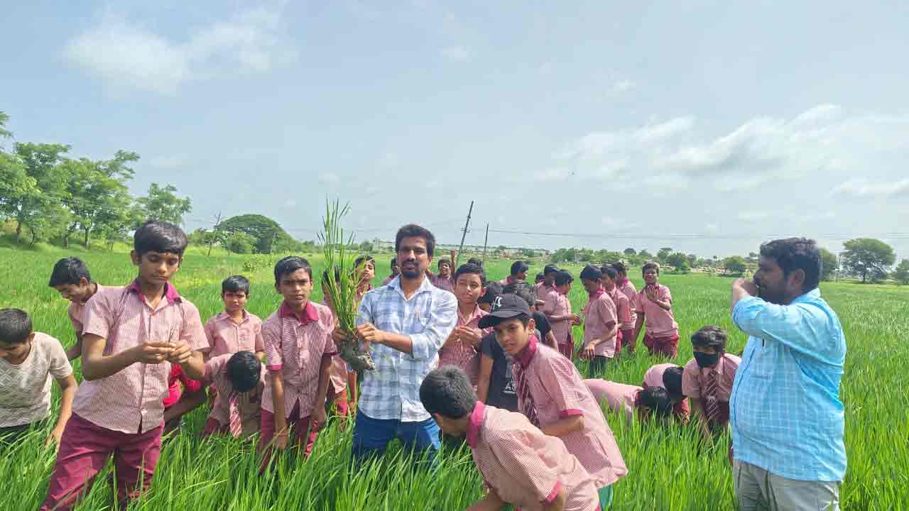 Students | జ్యోతిబాపూలే పాఠశాల విద్యార్థుల క్షేత్ర పర్యటన