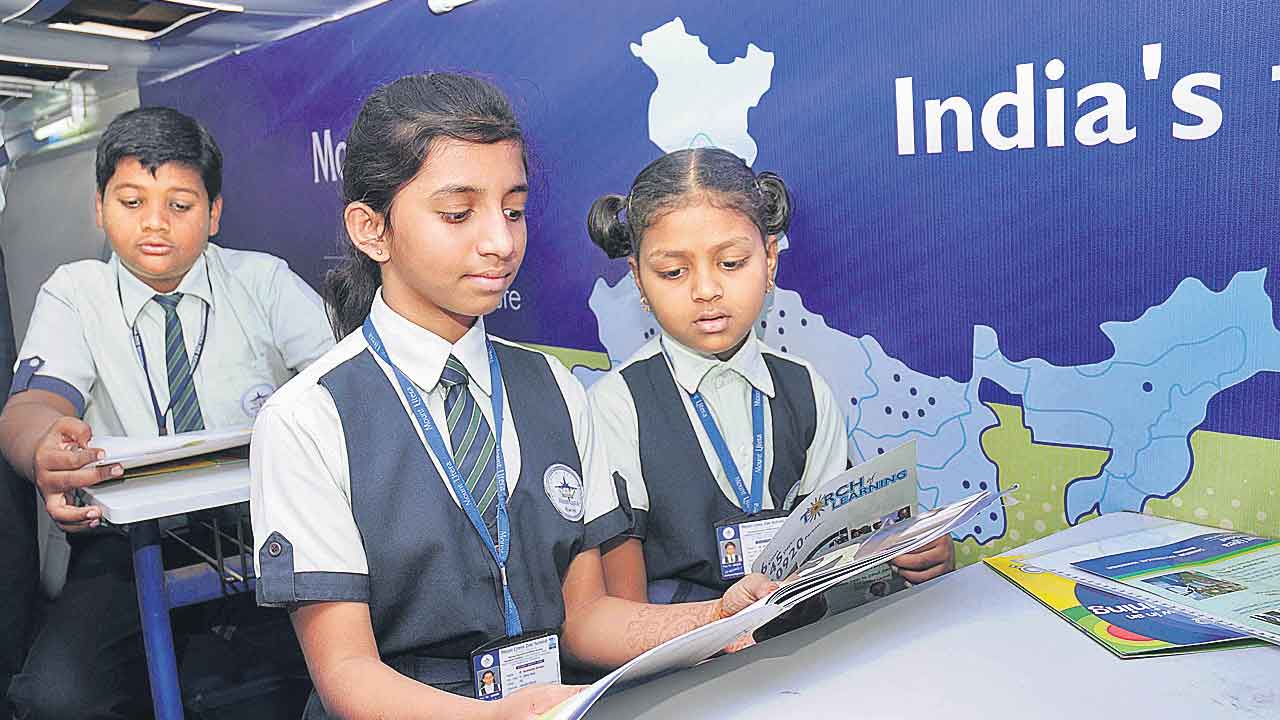 కార్పొరేట్‌ బడుల్లో 4.66లక్షల విద్యార్థులు.. ఉన్నదేమో 964 స్కూళ్లే