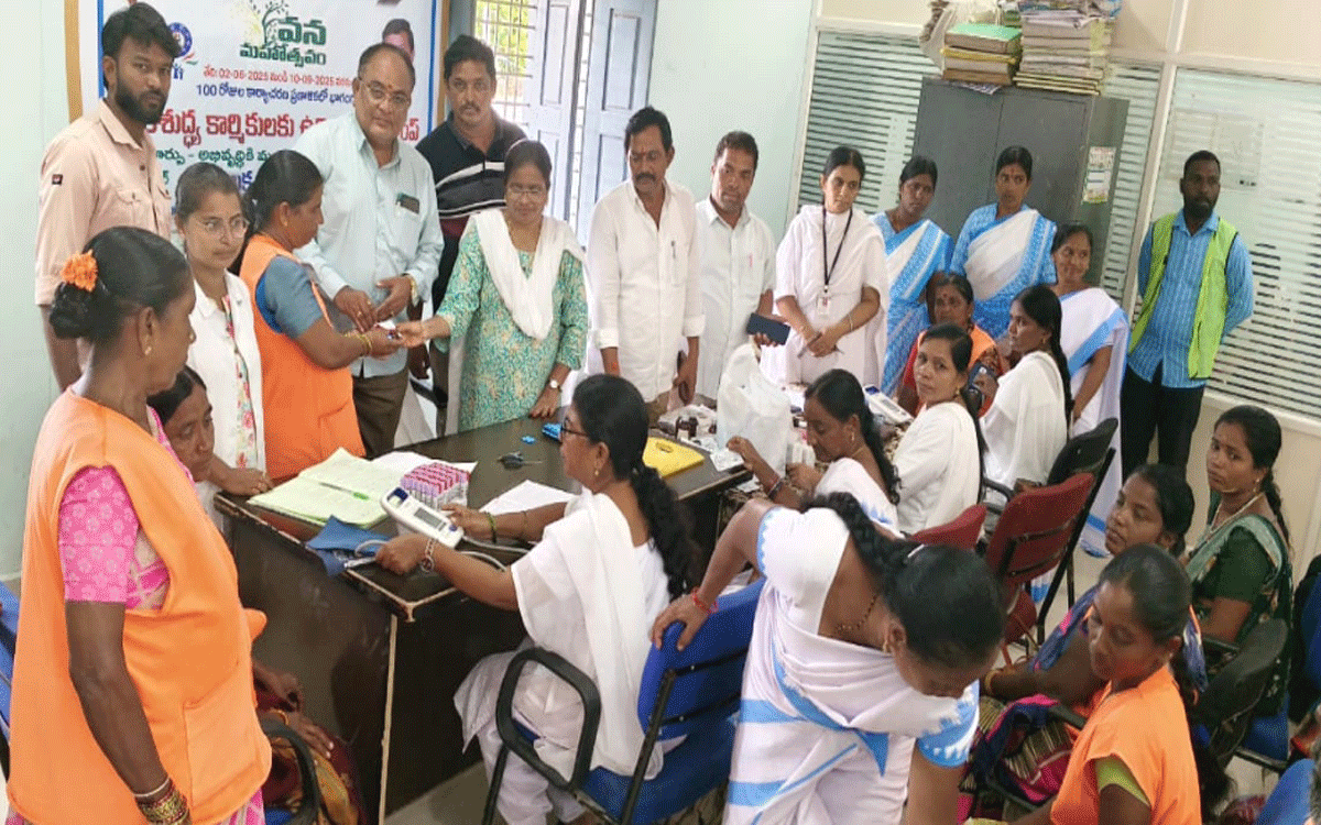 Chandampet : పారిశుధ్య కార్మికులు ఆరోగ్యంపై శ్రద్ధ వహించాలి : మున్సిపల్ కమిషనర్ సుదర్శన్