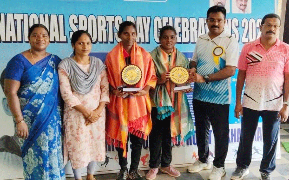 Bonakal : బాల్ బ్యాట్మెంటన్ క్రీడాకారులకు సన్మానం